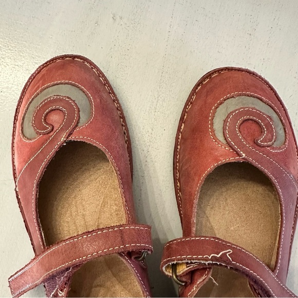 Spring Step Women’s Cosmic-Red Leather Adjustable Strap Shoes Size 38 (7/8) GUC - Picture 5 of 9